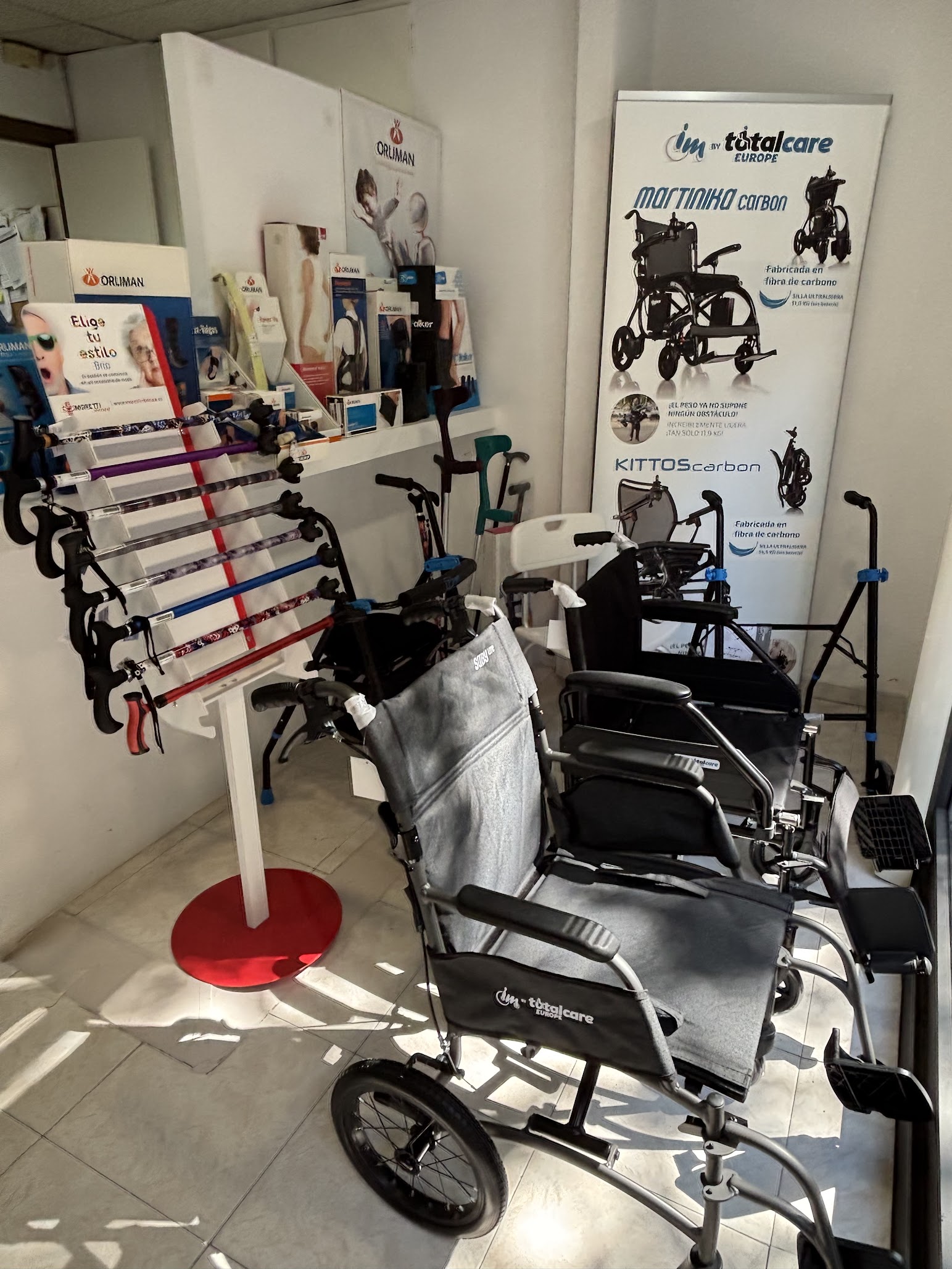 Expositor de bastones, andadores y sillas de ruedas en nuestra tienda