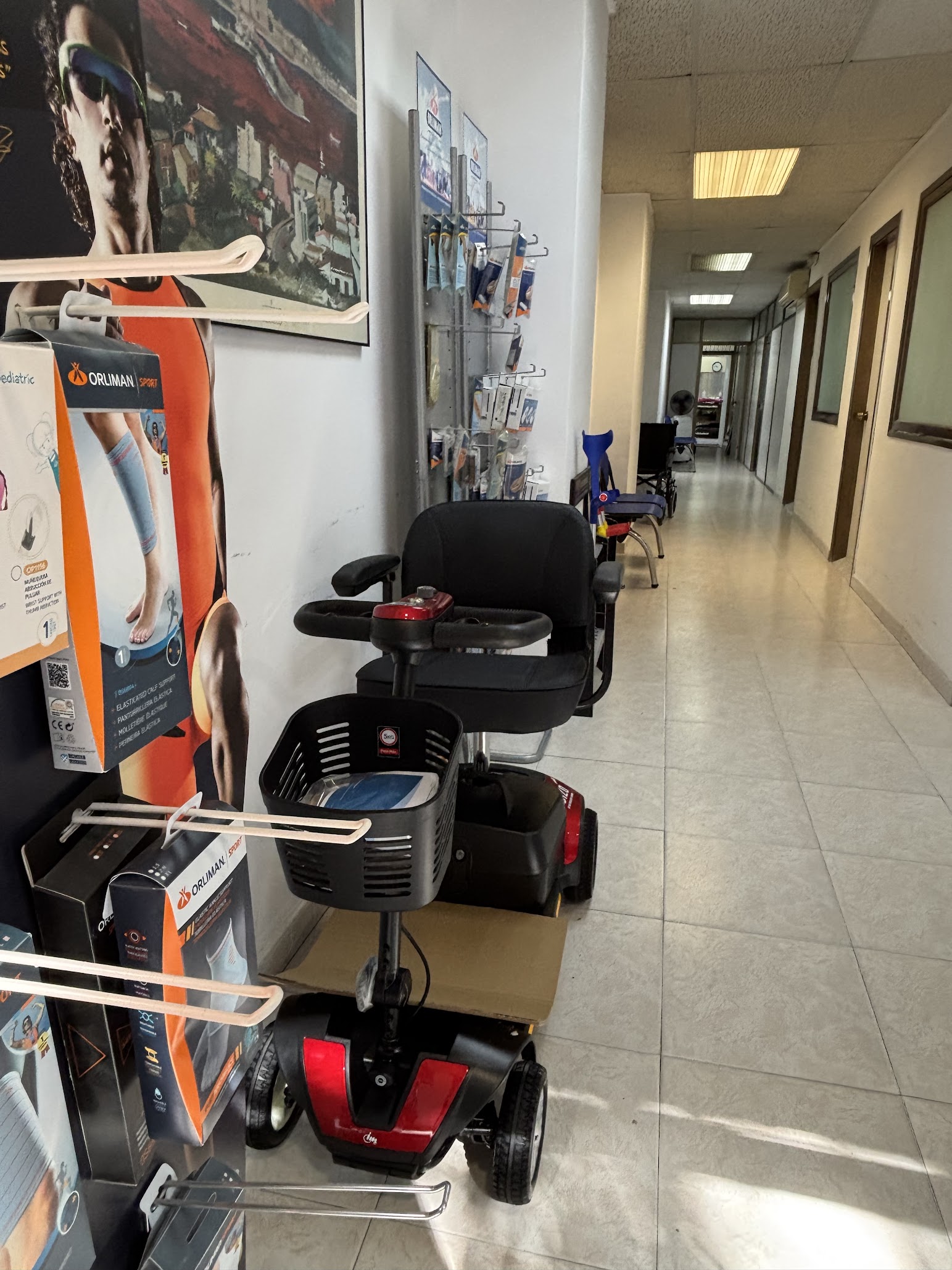 Pasillo con ayudas a la movilidad en nuestras instalaciones
